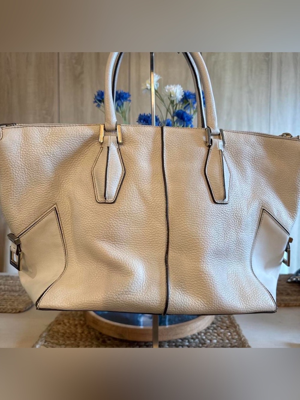 VINTAGE AUTH TOD’S Classic Pebbled Leather Tote Bag in White Cream w Black